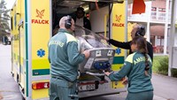 ambulanspersonal lastar ut kuvösen
