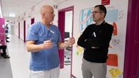 Vårdpersonal och sjukhusdirektören Christophe Pedroletti står och pratar i en sjukhuskorridor. 