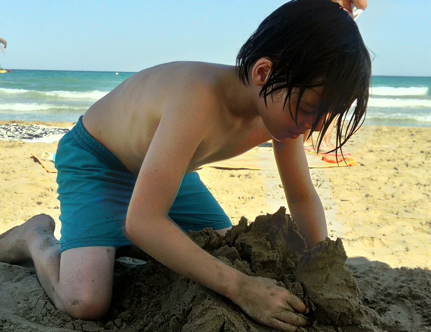 Barn leker i sand
