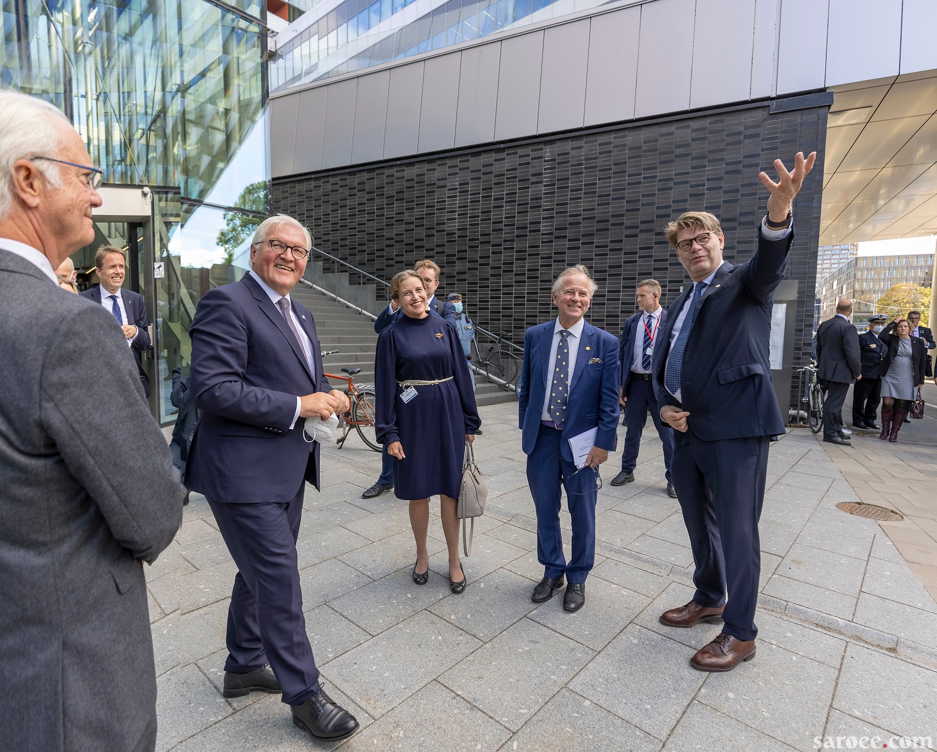 En grupp människor samtalar utomhus med Karolinskas byggnad i bakgrunden.