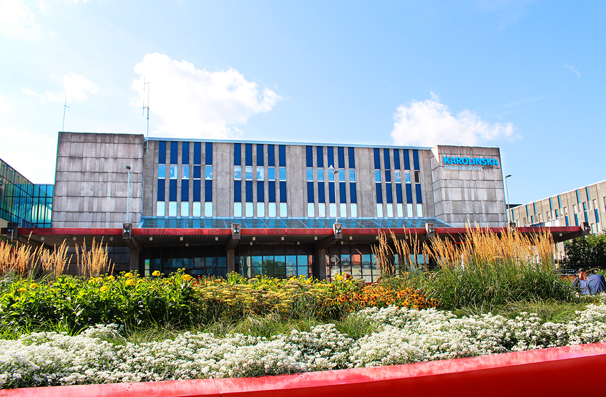 Sjukhusbyggnaden med huvudentrén i Huddinge