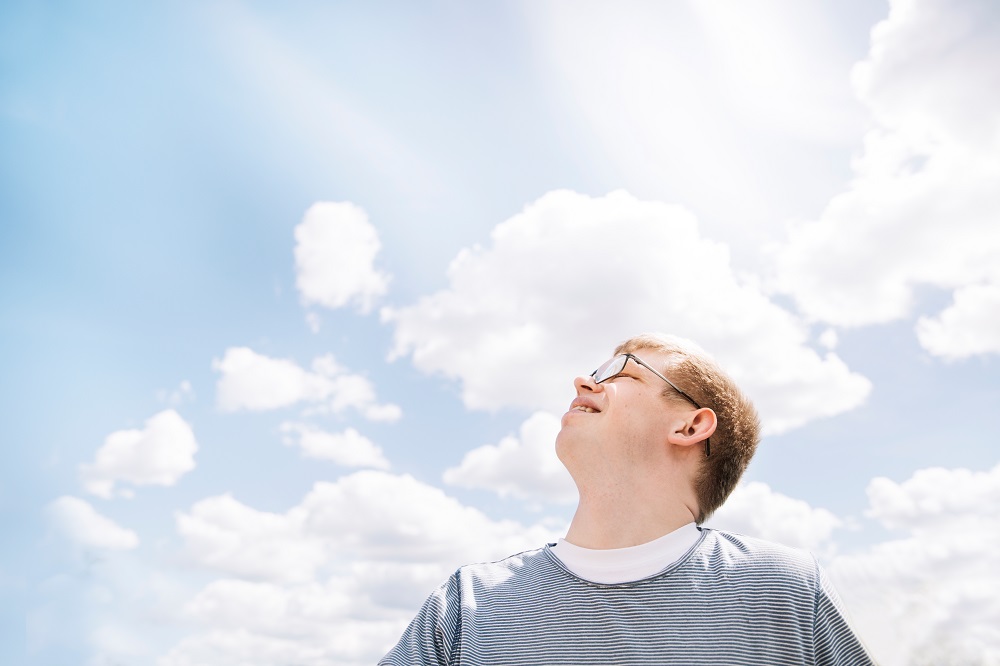 En person med en himmel med moln i bakgrunden. Foto: Emma Mattsson