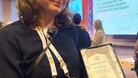 pernilla pergert, vinnare av nursing leadership 2022 håller plakat och ser glad ut