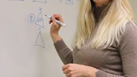 Bild på Ida när hon ritar på en white board