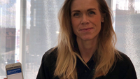 person visar upp formulär på mobilen