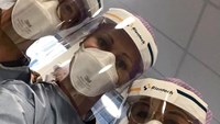 Tre vårdklädda personer med skyddskläder.