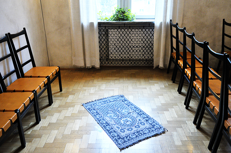 Bönemattan lades på rätt plats tack vare en markering i golvet. 