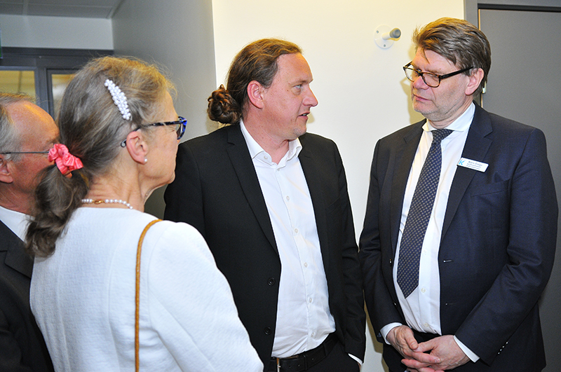 Vice sjukhusdirektör Annika Tibell till vänster och sjukhusdirektör Björn Zoëga till höger, diskuterade algoritmer med matematikerna Tommy Andersson. 