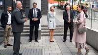 Kronprinsessan Victoria hälsas välkommen till Karolinska.