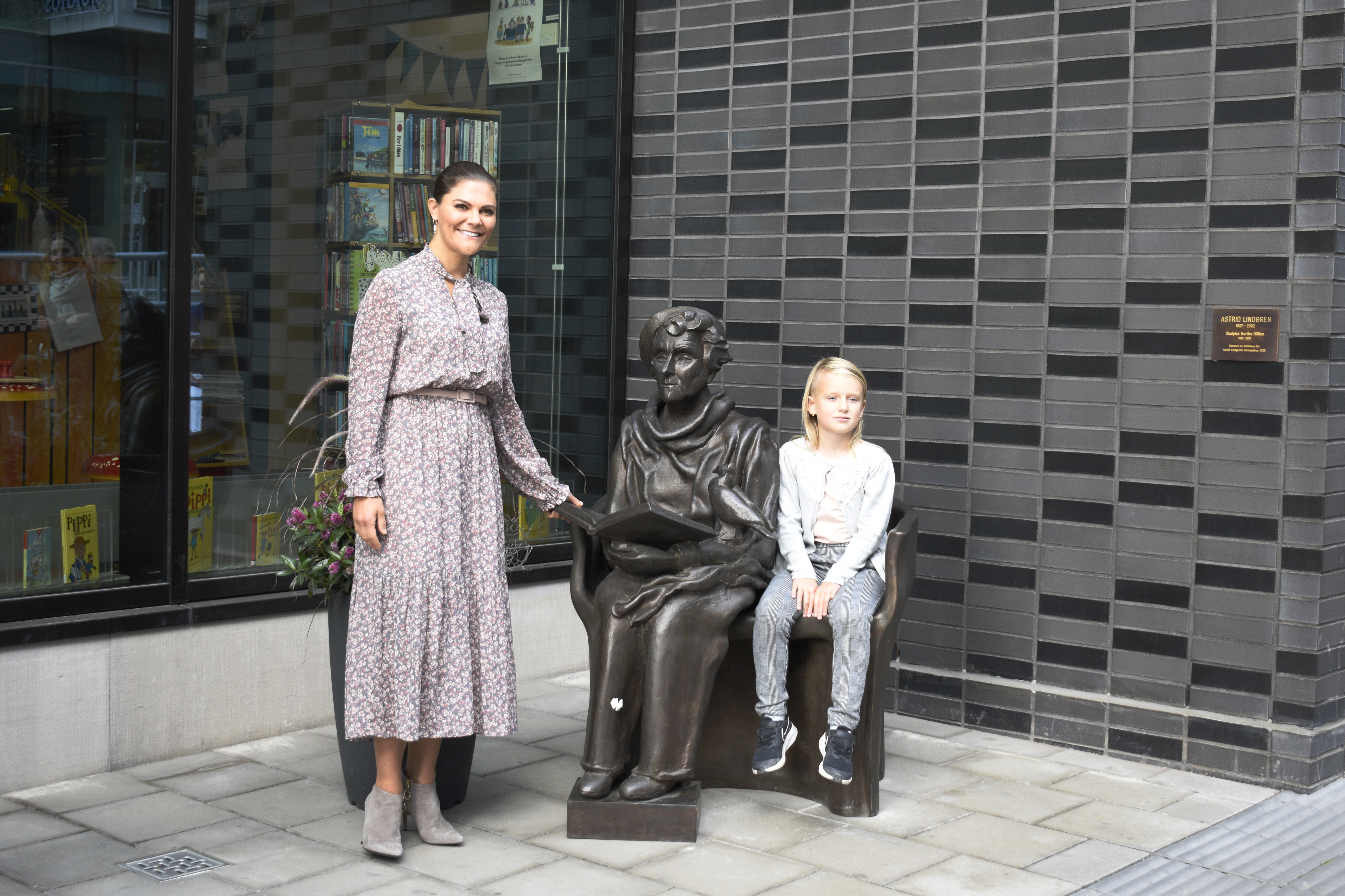 Kronprinsessan och Maija vid staty av Astrid Lindgren