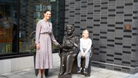 Kronprinsessan och Maija vid staty av Astrid Lindgren