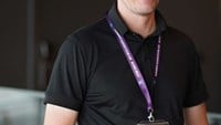 Johan Forsmark i svart pikétröja och svarta glasögon