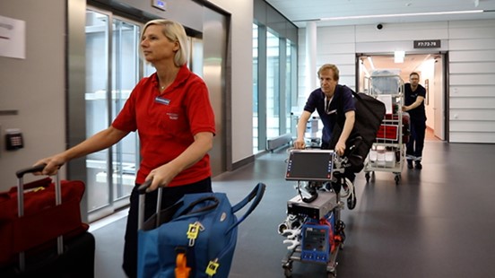 ECMO transportteam på väg att hämta patient. Foto: Danish Saroee