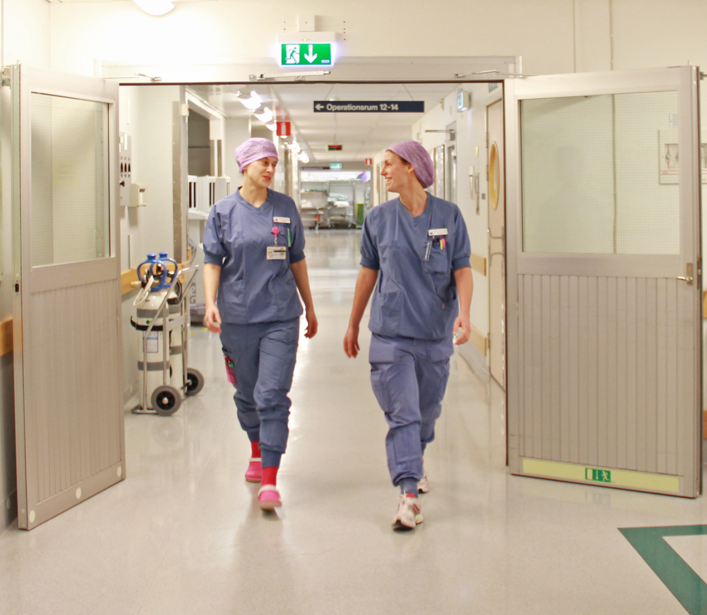 Operationssjuksköterskor i korridoren