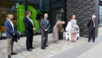 Kronprinsessan vinkar till nyfikna förbipasserande