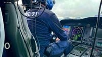 piloten jobbar i AITT-helikoptern