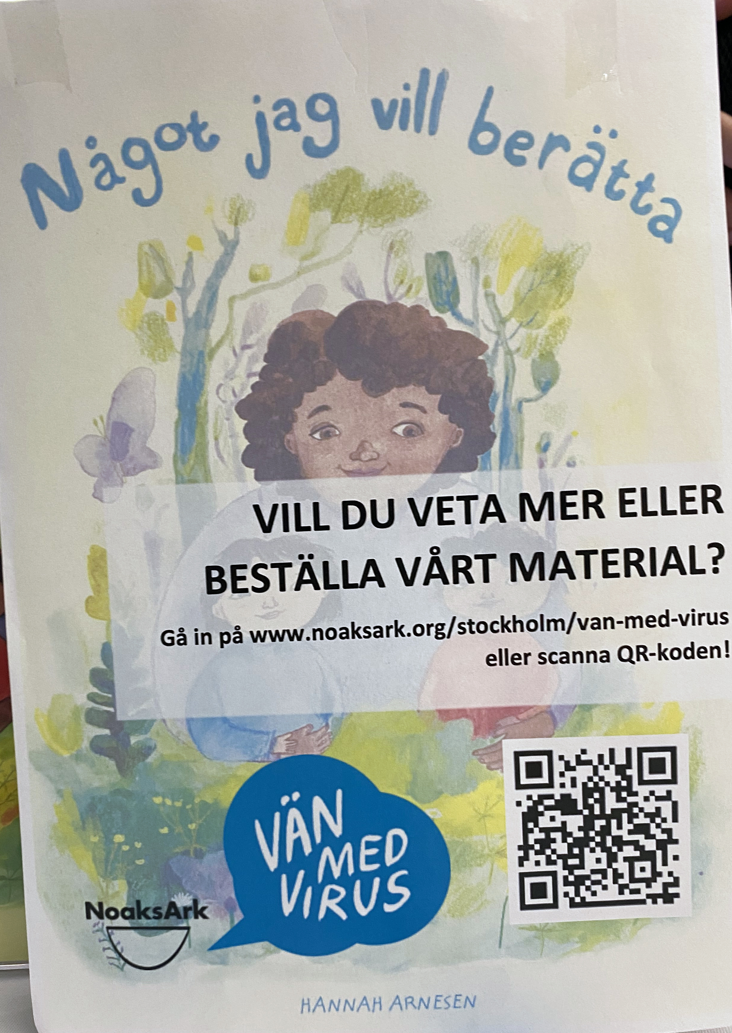 Bild på en bok med textinformation som säger att om man vill veta mer eller beställa materialet kan man besöka noaksark.org. Bilden innehåller även qr-kod.