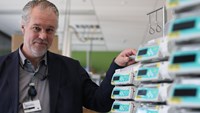 person står vid medicinteknisk utrustning