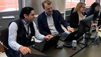 personer arbetar framför datorer
