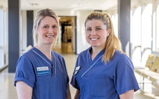 Två sjuksköterskor i korridor