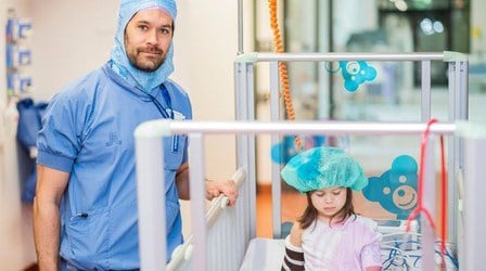 Barn på väg till operation