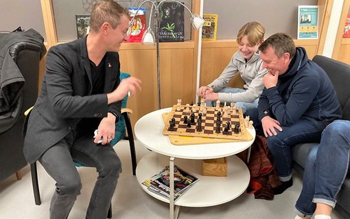Tobbe Trollkarl spelar schack med en pappa och son
