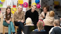 Idolerna sitter framför barnen i lekterapin