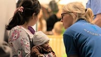 Flicka med docka lyssnar på Idolernas jammande