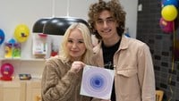 Klara och Albin visar upp sin pricktavla