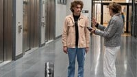 Idolfinalisten Albin Tengvall står i en sjukhuskorridor och pratar med Charlotte Elf