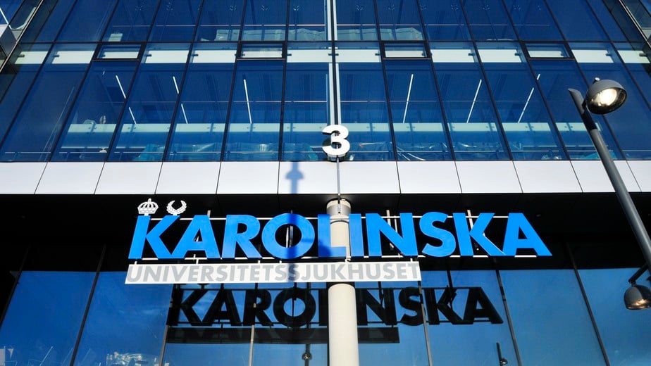 Närbild på glasentrén till sjukhuset i Solna.
