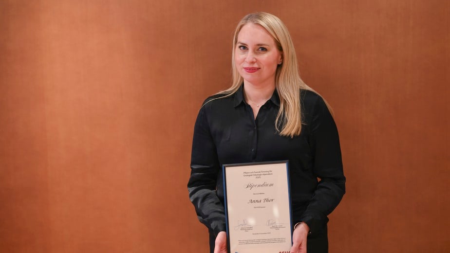 Anna Thor håller i ett diplom, porträttbild