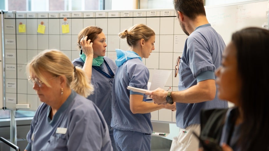 Sjukhusmedarbetare övar katastrofmedicinsk beredskap.