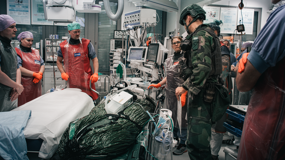 vårdpersonal och militärklädda i operationssal