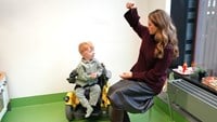 Oliver och prinsessan sitter och pratar med varandra.