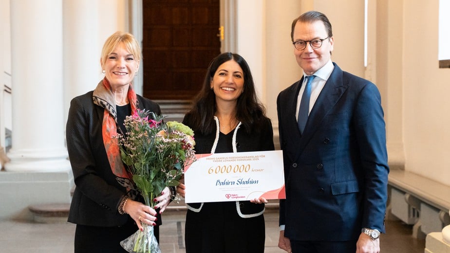 Bahira Shahim med diplom tillsammans med Hjärt-Lungfondens generalsekreterare Kristina Sparreljung och Prins Daniel