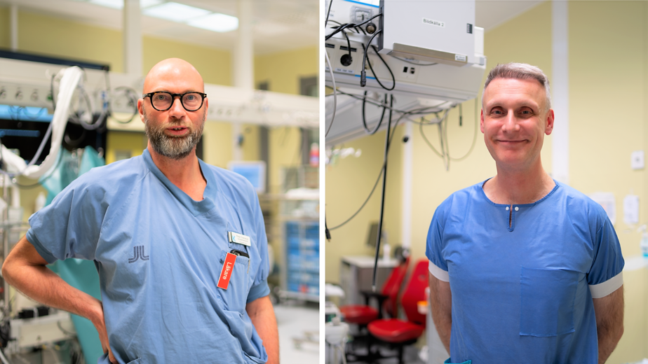 Peter Svenarud och Mikael Melin står inne i en av operationssalarna iklädda blå arbetskläder