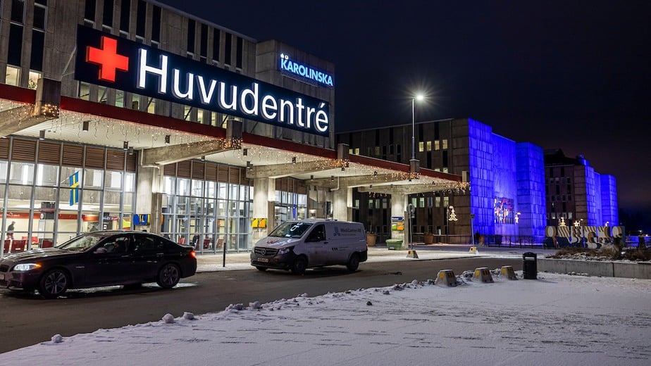 Karolinska i Huddinge, upplyst i blått för att hylla alla medarbetare.