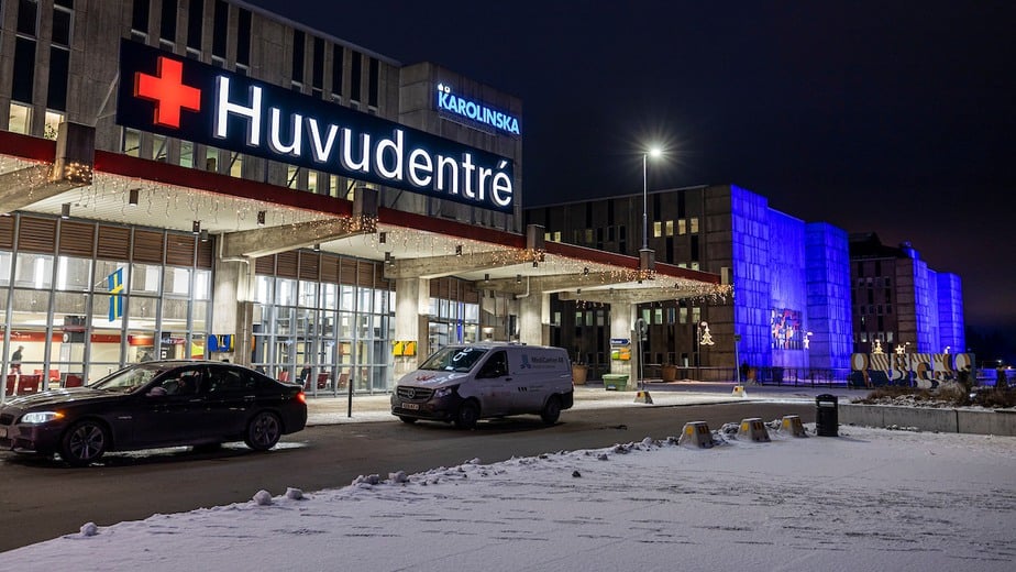 Karolinska i Huddinge, upplyst i blått för att hylla alla medarbetare.