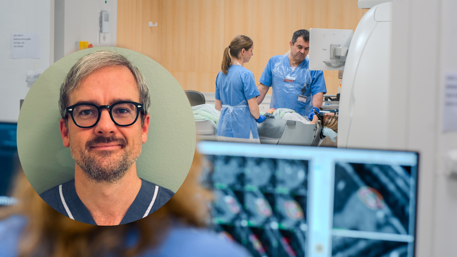 Två medarbetare står vid en patient som har en gammakniv på huvudet.
