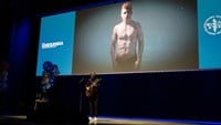 Axel Schylström håller föreläsning