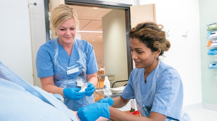 Sjuksköterskestudent får handledning vid venpunktion