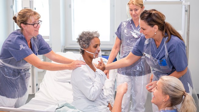 Bild på sjukvårdspersonal och patient