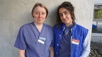 Pernilla har ljus korthårig page och Sally långt mörkt lockigt hår.