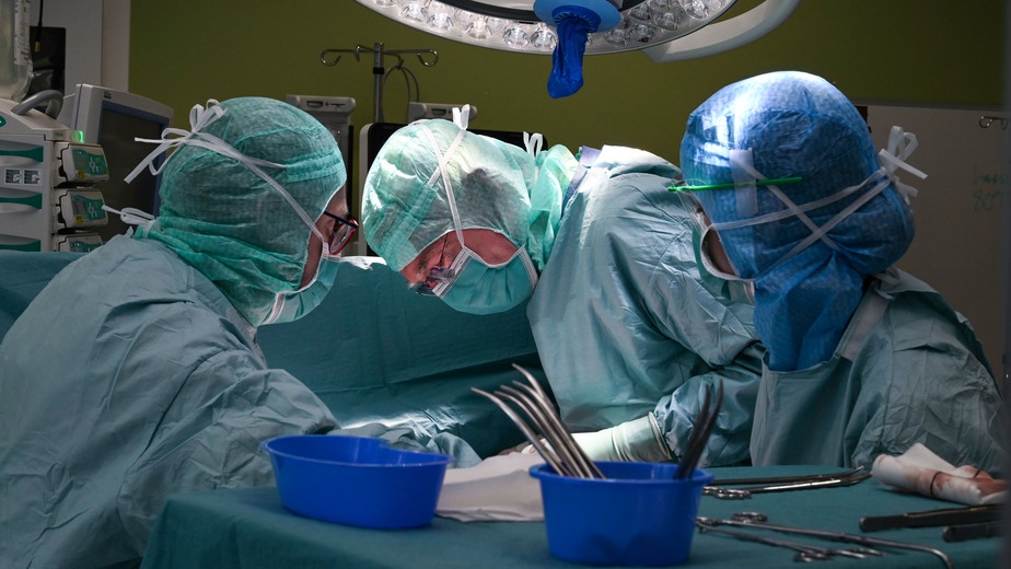 Operationsklädda människor i operationssal