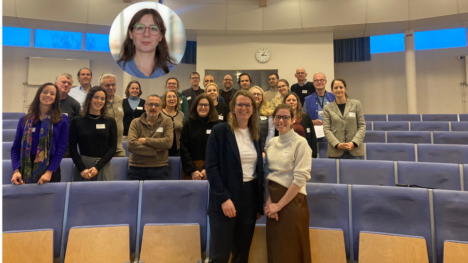 En grupp med människor i en aula.