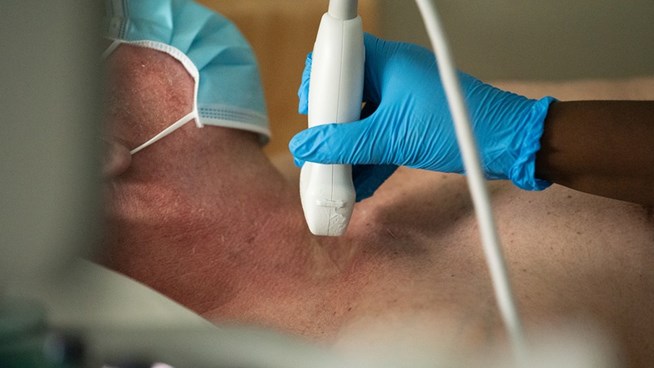 Närbild på patient som genomgår ett ultraljud på halsen