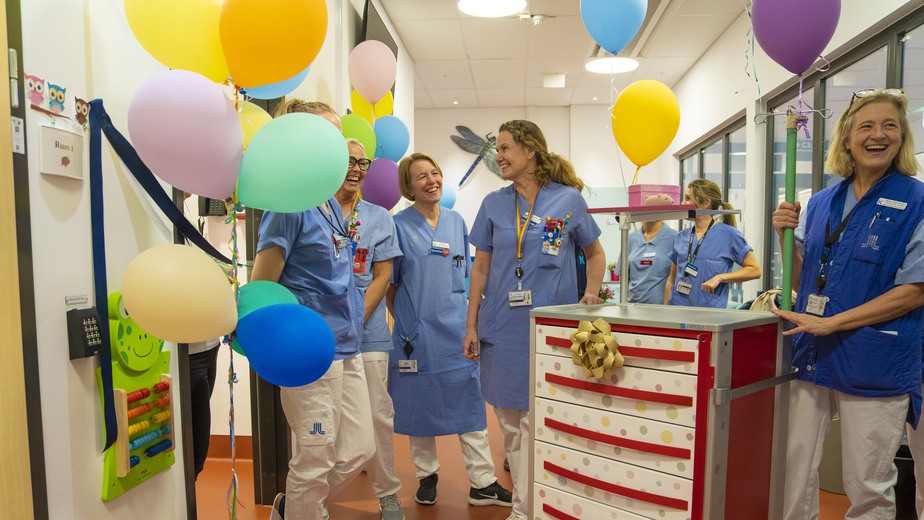 Glada medarbetare i rum med ballonger