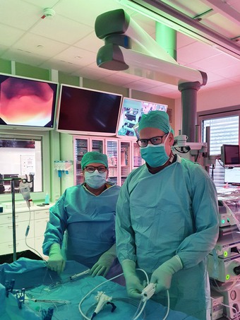 Två sjuksköterskor utför en endoskopibehandling.
