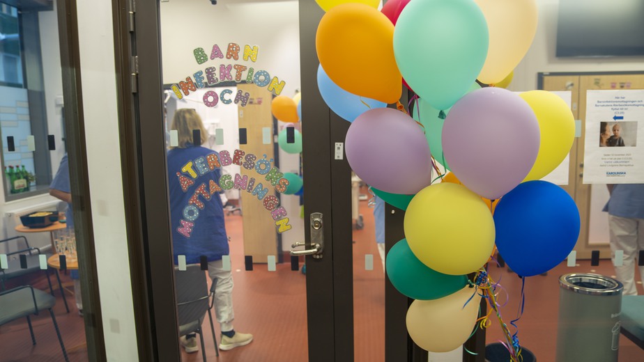 bild på entrédörren och ballonger